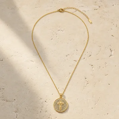 colar medalha com cruz dourado, pedra clara de tom quente, referência 85585-1