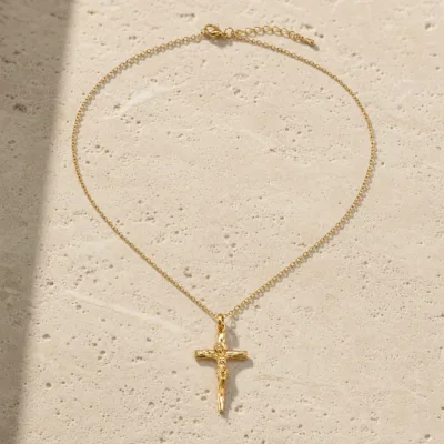 colar crucifixo dourado, pedra clara de tom quente, referência 85585-2