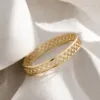 Pulseira Rígida com Padrão Floral Vazado — 2 Cores — A — Dourado
