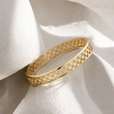 Pulseira Rígida com Padrão Floral Vazado — 2 Cores — A — Dourado