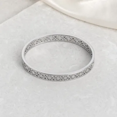 Pulseira Rígida com Padrão Floral Vazado — 2 Cores — B — Prateado