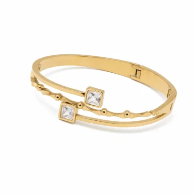pulseira com dois cristais quadrados, variante dourada, fundo branco, referência 85594-1