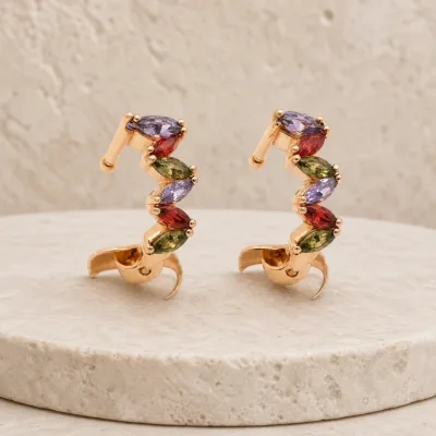 Brincos ear cuff dourados rosa com cristais multicoloridos sobre pedra - Modelo B