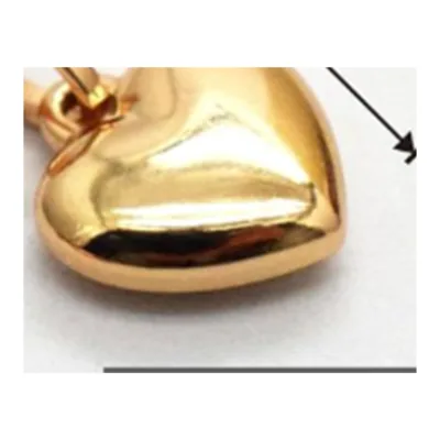 pendente coração dourado liso em detalhe com argola superior