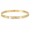 Pulseira dourada rígida com quatro cristais quadrados em fundo branco