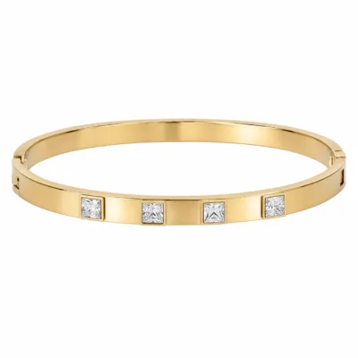 Pulseira dourada rígida com quatro cristais quadrados em fundo branco