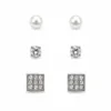 Conjunto de 3 pares de brincos prateados quadrados em fundo branco
