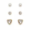 Conjunto de 3 pares de brincos dourados 4230-S003-8A em fundo branco: pérolas, cristais redondos e cristais triangulares