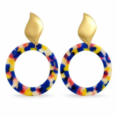 Brincos de argola azuis 4235-S026-1C em fundo branco, aro marmoreado azul e topo dourado