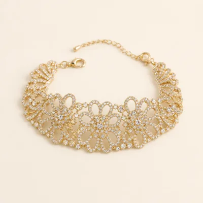 Pulseira Larga Dourada com Motivos Florais — A — Dourado