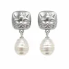 Brincos prateados de gato com pérolas em fundo branco