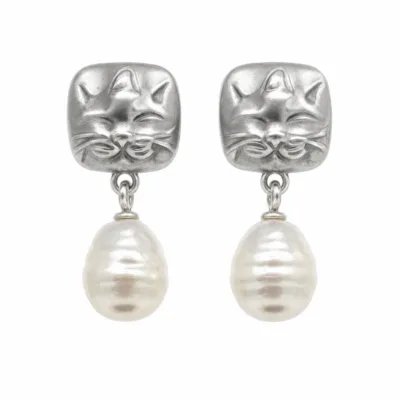 Brincos prateados de gato com pérolas em fundo branco
