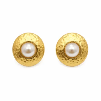 Brincos dourados martelados com pérolas em fundo branco