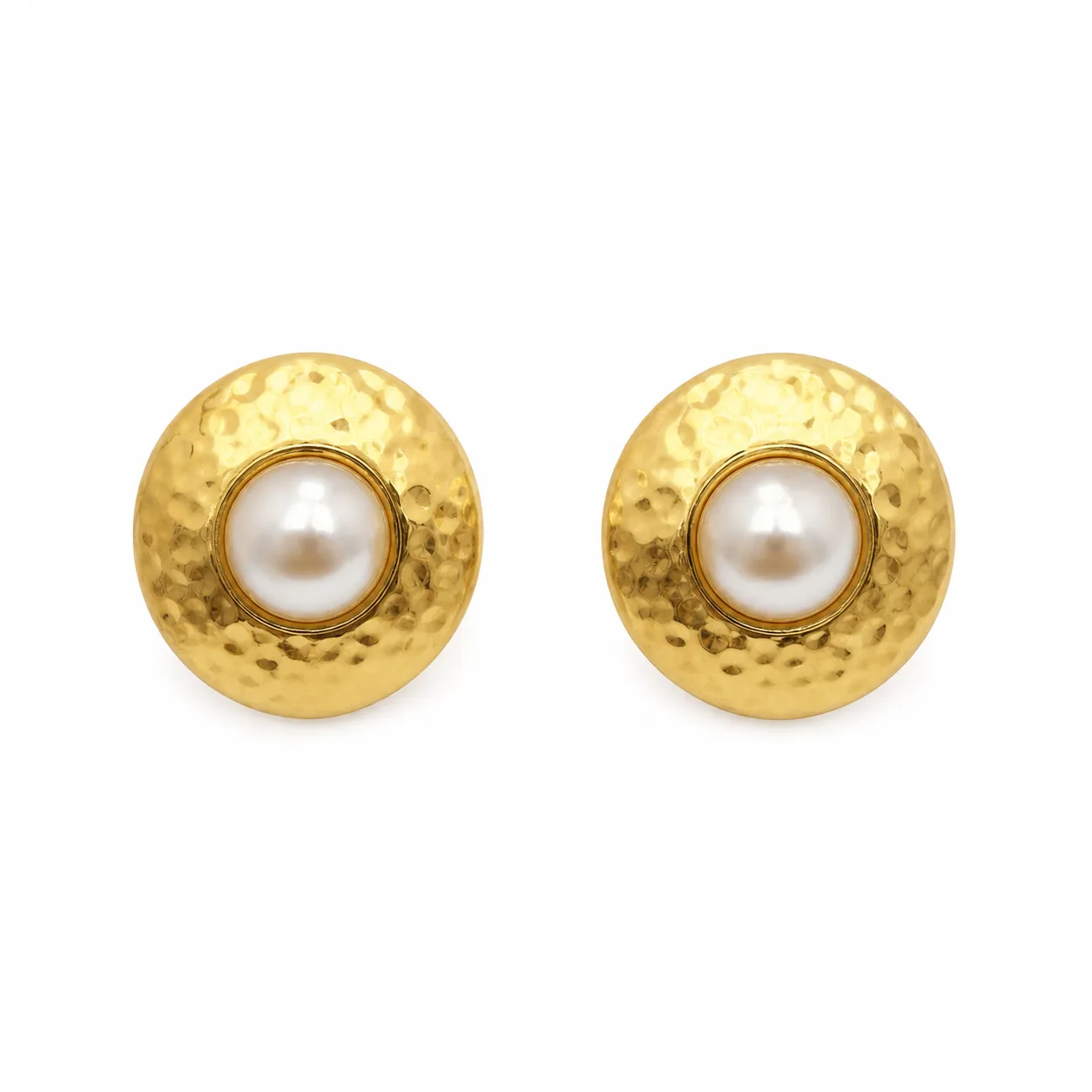 Brincos dourados martelados com pérolas em fundo branco