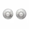 Brincos prateados martelados com pérolas em fundo branco