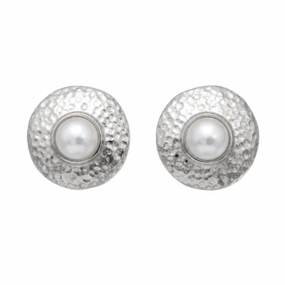 Brincos prateados martelados com pérolas em fundo branco