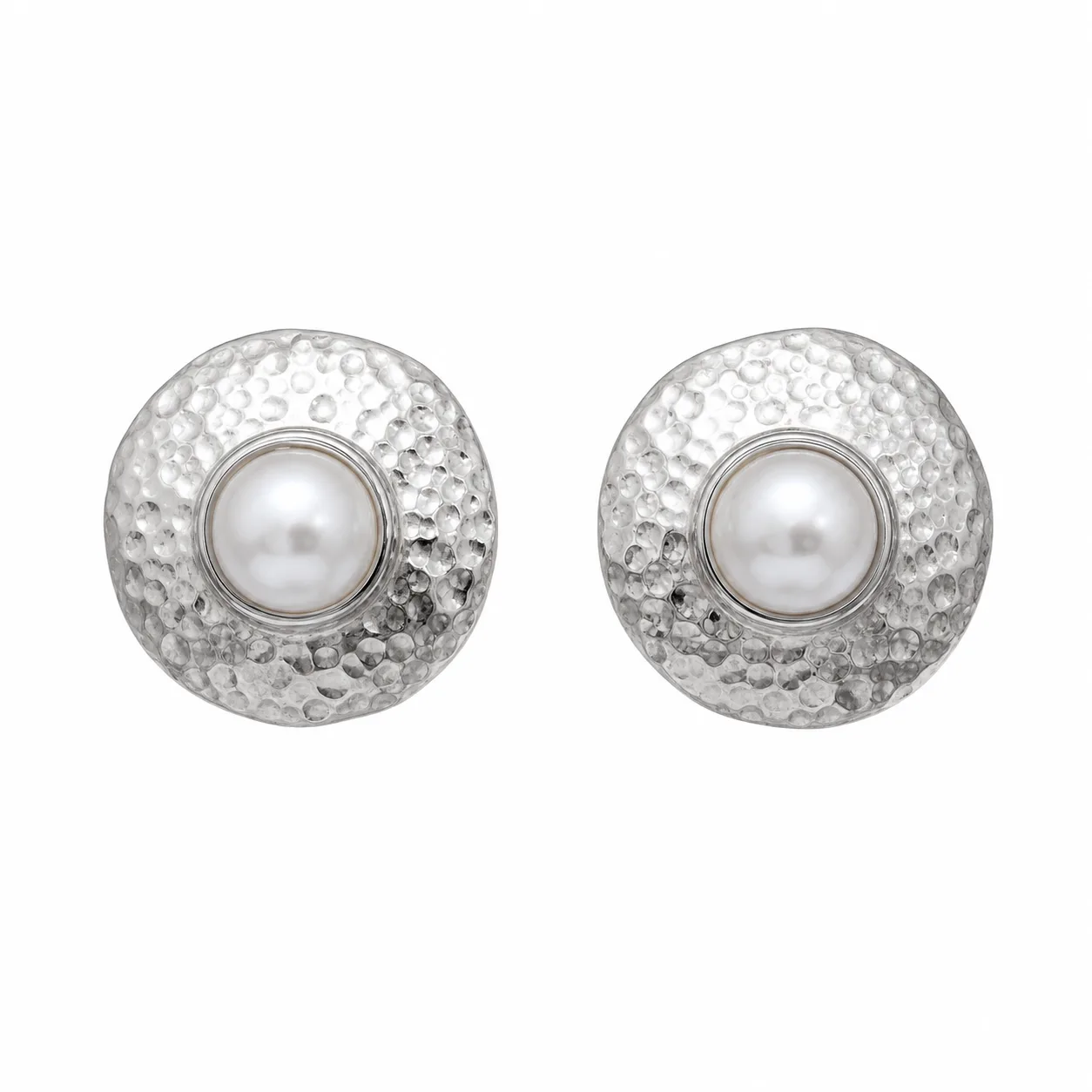 Brincos prateados martelados com pérolas em fundo branco