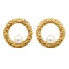Brincos dourados circulares com pérolas em fundo branco