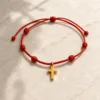 Tornozeleira de Cordão Vermelho com Cruz — 2 Acabamentos — A — Cruz de aspeto dourado