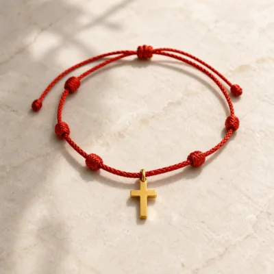 Tornozeleira de Cordão Vermelho com Cruz — 2 Acabamentos — A — Cruz de aspeto dourado