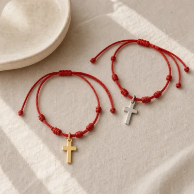 Comparação dos dois acabamentos da tornozeleira de cordão vermelho com cruz
