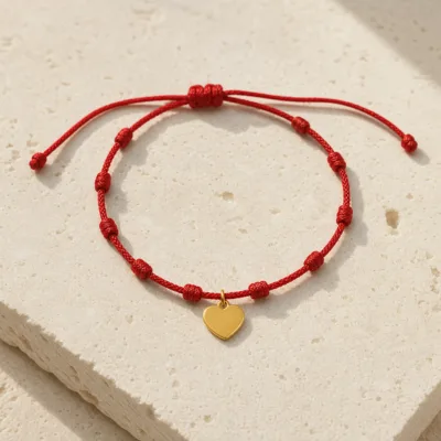 Tornozeleira de Cordão Vermelho com Coração — 2 Acabamentos — B — Coração de aspeto dourado