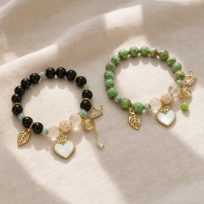 Comparação das pulseiras de contas pretas e verdes com vários pendentes