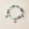Pulseira de Contas Multicolor com Pendentes Prateados — 4 Modelos — A — Azul-claro e branco