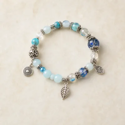 Pulseira de Contas Multicolor com Pendentes Prateados — 4 Modelos — A — Azul-claro e branco