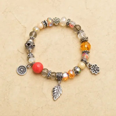 Pulseira de Contas Multicolor com Pendentes Prateados — 4 Modelos — C — Coral e multicolor