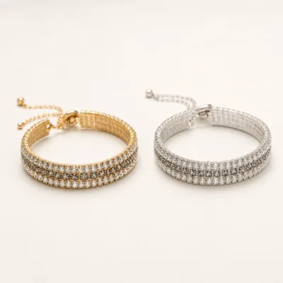 Comparação das pulseiras larga dourada e prateada