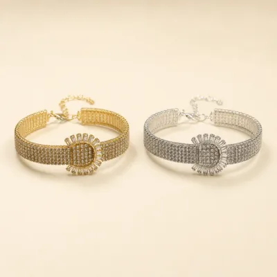 Comparação das pulseiras com medalhão oval dourada e prateada