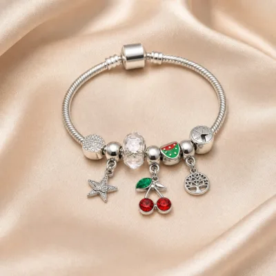 Pulseira prateada de aço com berloques de cereja, versão A, uma unidade — cetim bege claro