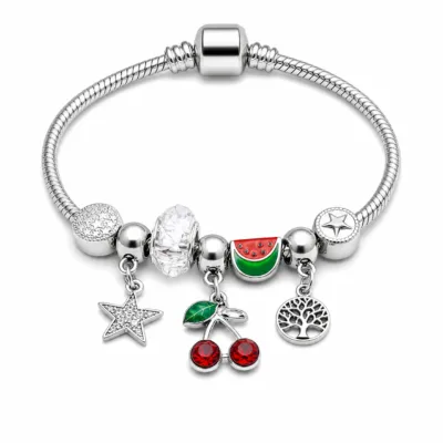 Pulseira prateada de aço com berloques de cereja, versão A, uma unidade — fundo branco