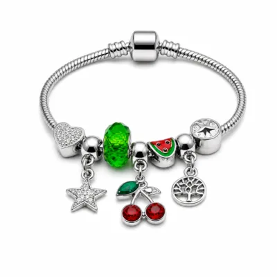 Pulseira Prateada de Aço com Berloques de Cereja Verde em fundo branco