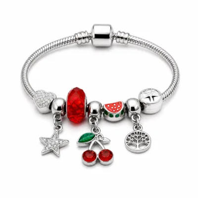 Pulseira Prateada de Aço com Berloques de Cereja Vermelha em fundo branco