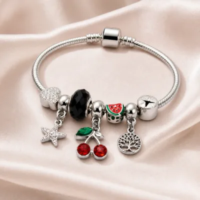 Pulseira Prateada de Aço com Berloques de Cereja Preta sobre cetim bege claro