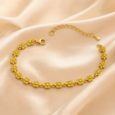 Pulseira Dourada com Flores de Cristal Amarelo sobre cetim bege claro