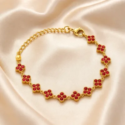 Pulseira Dourada com Flores de Cristal Vermelho sobre cetim bege claro