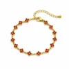 Pulseira Dourada com Flores de Cristal Vermelho em fundo branco