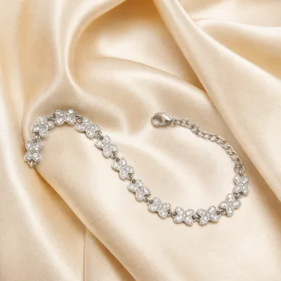 Pulseira Prateada com Flores de Cristal sobre cetim bege claro