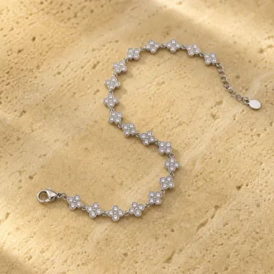Pulseira Prateada com Flores de Cristal sobre pedra quente