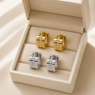 Pares dourado e prateado de brincos argola quadrada apresentados separadamente