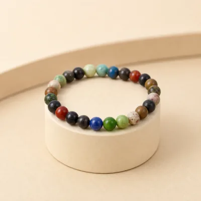 Pulseira multicolor apresentada em suporte neutro