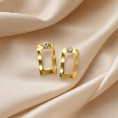 Brincos Dourados Retangulares com Cristal 5429-S007-3 sobre cetim bege claro
