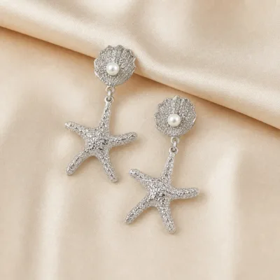 Brincos prateados de concha e estrela-do-mar 5290-S018-1B sobre cetim bege claro, conchas com p?rolas e estrelas-do-mar