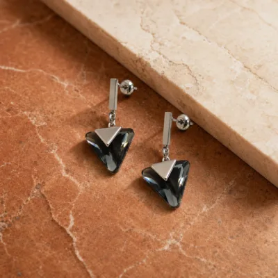 Brincos Prateados Triangulares com Cristais Escuros 5429-S009-2B sobre pedra quente
