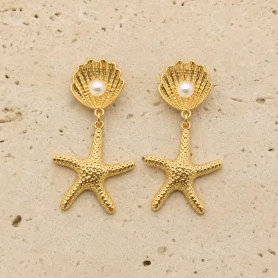 Brincos dourados de concha e estrela-do-mar 5290-S018-1A sobre pedra de tom quente, conchas com p?rolas e estrelas-do-mar