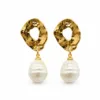 brincos dourados martelados com p?rolas 5290-S011-A em fundo branco