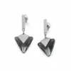 Brincos Prateados Triangulares com Cristais Escuros 5429-S009-2B em fundo branco